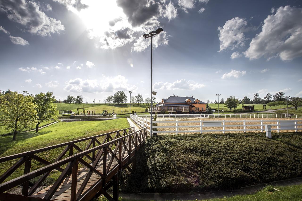 Hotel Horse Riding - Jezdecký Areál Tršice Exteriér fotografie